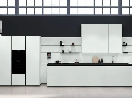 Wit met zwarte strakke design keuken met eiland