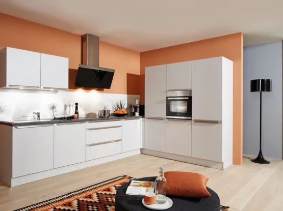 Moderne mat witte greeploze hoekkeuken