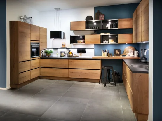 Stoere moderne houtlook keuken met schappen