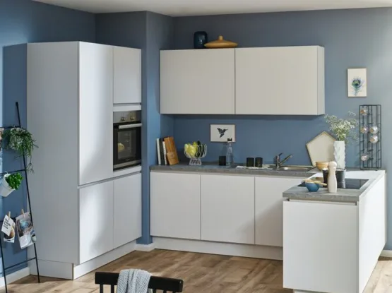 Strakke greeploze witte keuken met bovenkasten