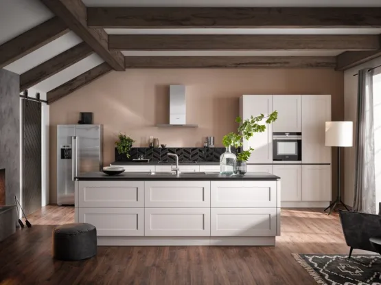 Sfeervolle landelijk moderne witte keuken met eiland