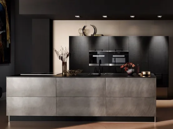 Stoere RVS keuken met robuuste zwarte hoge kastenwand