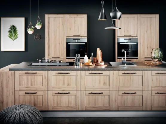 Stoere landelijke houten keuken met eiland