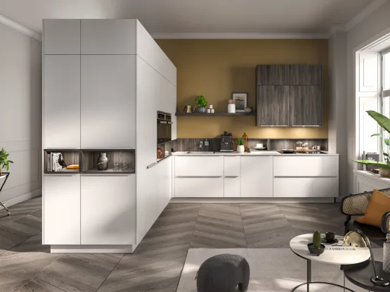 Mat witte moderne keuken met houtlook accenten