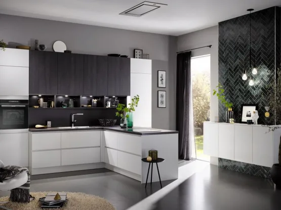 Luxe moderne keuken in mat wit met donker hout