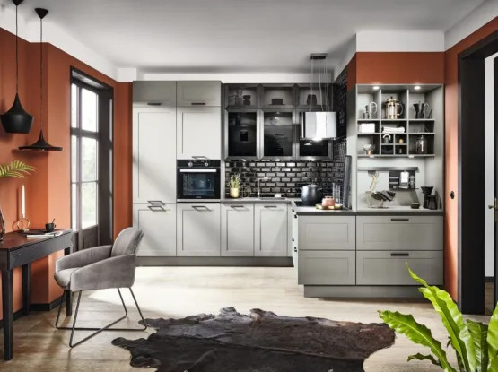 Grijze hoekkeuken met schappen