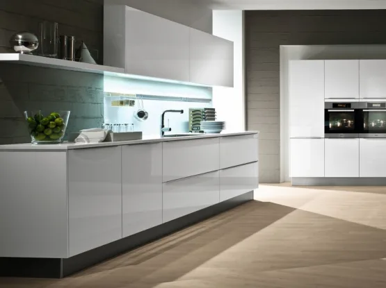Hoogglans witte keuken met hoge kastenwand