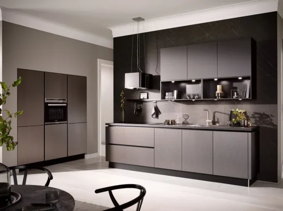 Keuken met hoge kastenwand in grijs