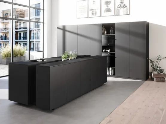 Luxe mat zwarte design keuken met eiland