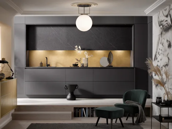 Moderne mat zwarte keuken met marmerlook en gouden accenten