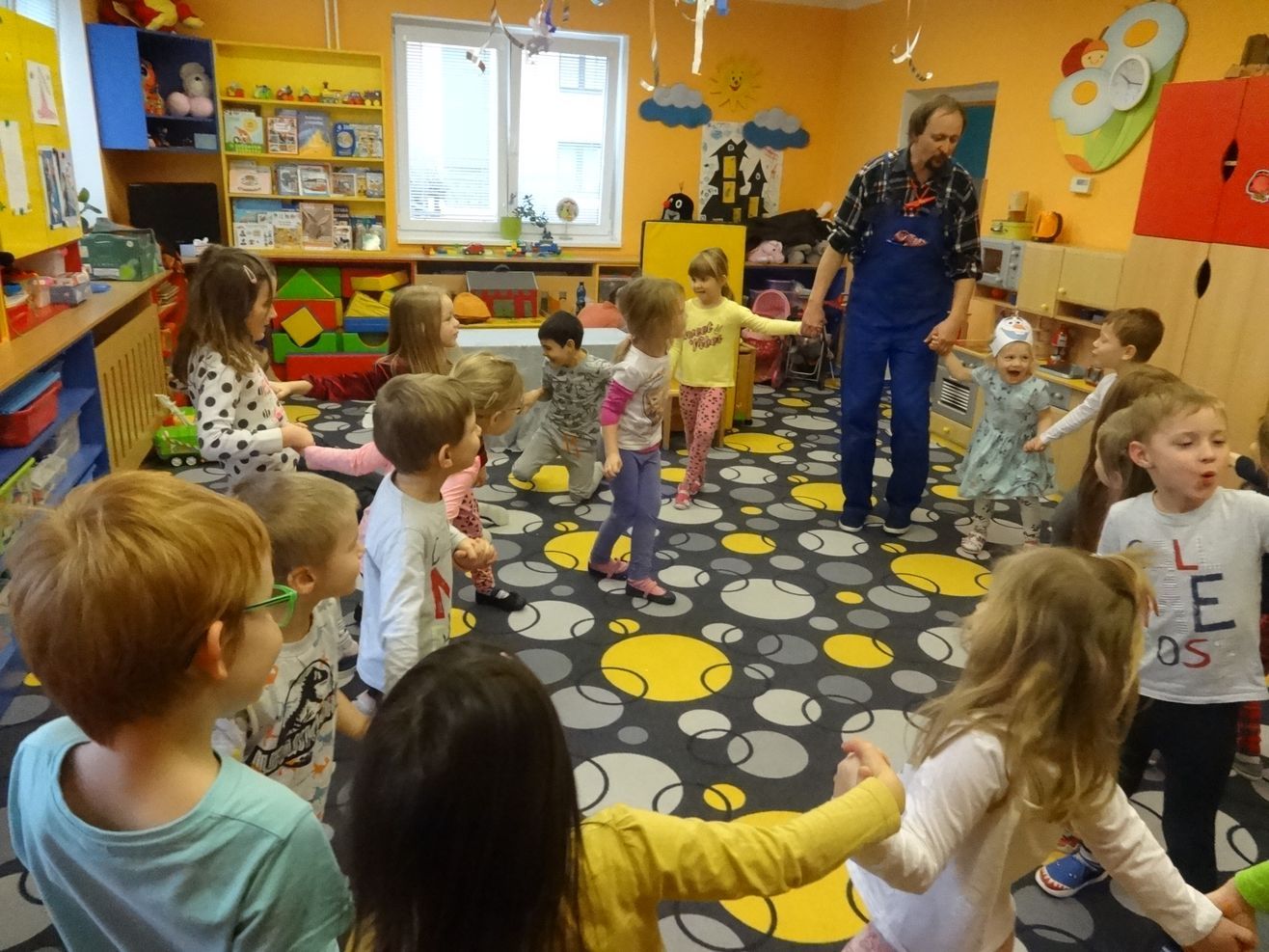 "O dvanácti měsíčkách" Divadlo Hra