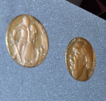 Známý akademický sochař Milan Knobloch věnoval městu medaili