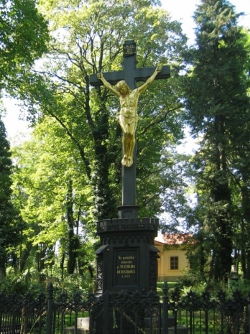 Na hřbitově U Všech svatých se upravuje bezprostřední okolí kostela