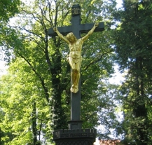 Na hřbitově U Všech svatých se upravuje bezprostřední okolí kostela