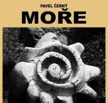 Výstava představuje dřevěná díla Pavla Černého