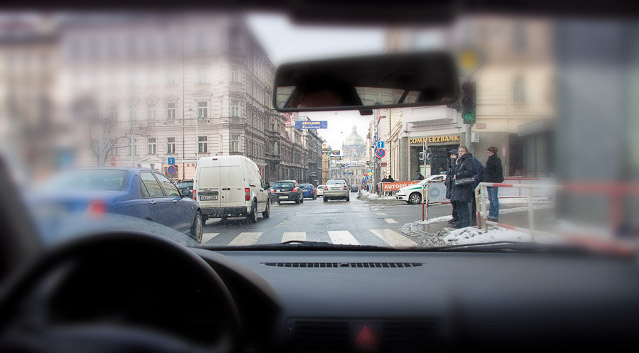 S přibývajícím věkem je nezbytné, aby řidiči na silnicích byli opatrnější a jízdě věnovali zvýšenou pozornost. 