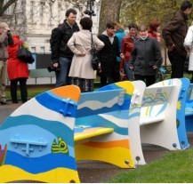 Veselé lavičky budou od dubna zpříjemňovat posezení ve Smetanových sadech