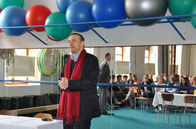 Primátor Baxa besedoval se studenty Církevního gymnázia v tělocvičně.