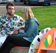 Barevné lavičky opět zdobí Smetanovy sady