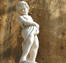 Soška děvčátka se vrátila do parku u Košuteckého jezírka