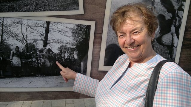 Paní Marie ukazuje fotograii, na které pózuje jako pětiletá.
