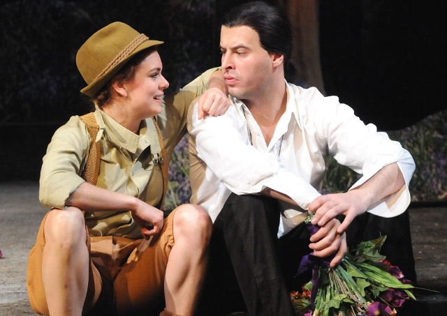 Markéta Frösslová (Rosalinda) a Jan Maléř (Orlando) v Shakespearově komedii Jak se vám líbí.