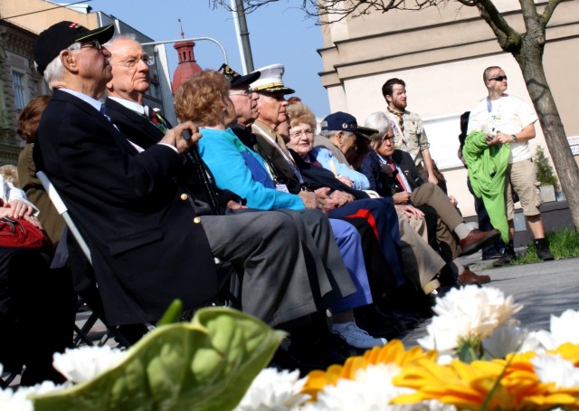 Při oslavách osvobození se vzpomíná na vojáky, kteří ve válce padli