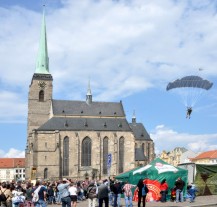 Na zaplněném náměstí Republiky bezpečně přistáli parašutisté