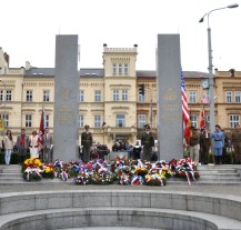 Svoboda není zadarmo a je pouze pro statečné, zaznělo u památníku „Díky, Ameriko!"