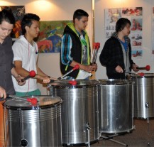 Vernisáž výstavy 28. základní školy zahájila bubenická show