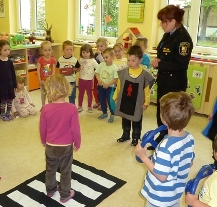 Městská policie učí děti z mateřských škol bezpečnému chování v dopravě