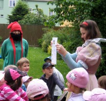 Zahradu 27. mateřské školy navštívila Sněhurka a sedm trpaslíků