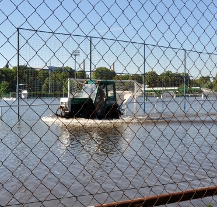 Dobrovolní hasiči odčerpávají vodu v Luční ulici