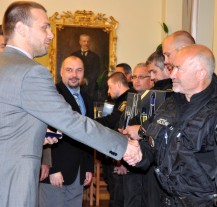 Dvanáct plzeňských strážníků převzalo z rukou primátora Baxy pamětní medaili