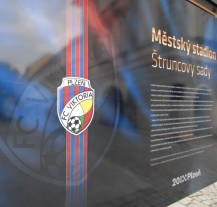 Venkovní výstava mapuje šedesátiletou historii stadionu ve Štruncových sadech