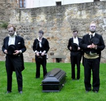 Čtyři funebráci předvedli groteskní eskapádu