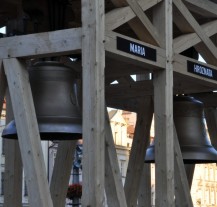 Nové zvony pro katedrálu jsou k vidění v provizorní dřevěné stolici na náměstí Republiky