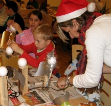 Děti vyráběly vánoční dekorace z recyklovaného materiálu