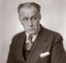 Zastupitelé chtějí, aby město nevracelo Klatovskou 19 s Loosovými interiéry