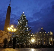 Biskup František Radkovský rozsvítil vánoční strom ve Vatikánu
