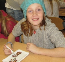 Vlastnoruční výrobou vánočních dekorací se děti vrací k řemeslu