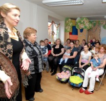 Členové vedení města rozdávali radost v plzeňských sociálních zařízeních