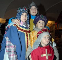 Koledníci Tříkrálové sbírky vyšli do ulic popřát lidem štěstí