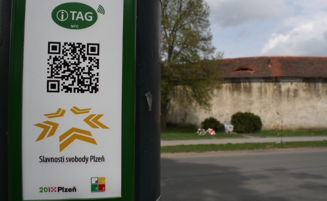 iTagový štítek u pomníku v Plzni Křimicích.