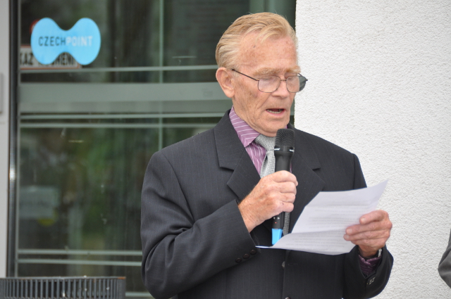 Jan Píka, synovec Heliodora Píky, při projevu