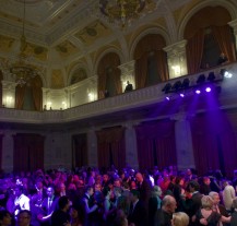 Ples města Plzně, na němž vystoupí Karel Gott, bude ve znamení světla