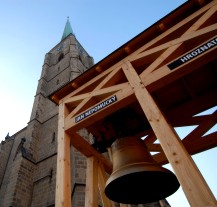 Úprava zvonice katedrály sv. Bartoloměje uzavírá ochoz věže