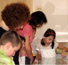 Výtvarníci z 15. základní školy představují své práce na plzeňské radnici