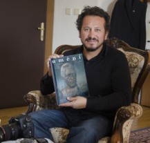 Novozélandský herec a režisér Julian Arahanga přijel pátrat po zajímavostech o plzeňském rodákovi Gottfriedu Lindauerovi