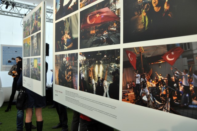Nejlepší snímky soutěže Czech Press Photo se představují na náměstí Republiky